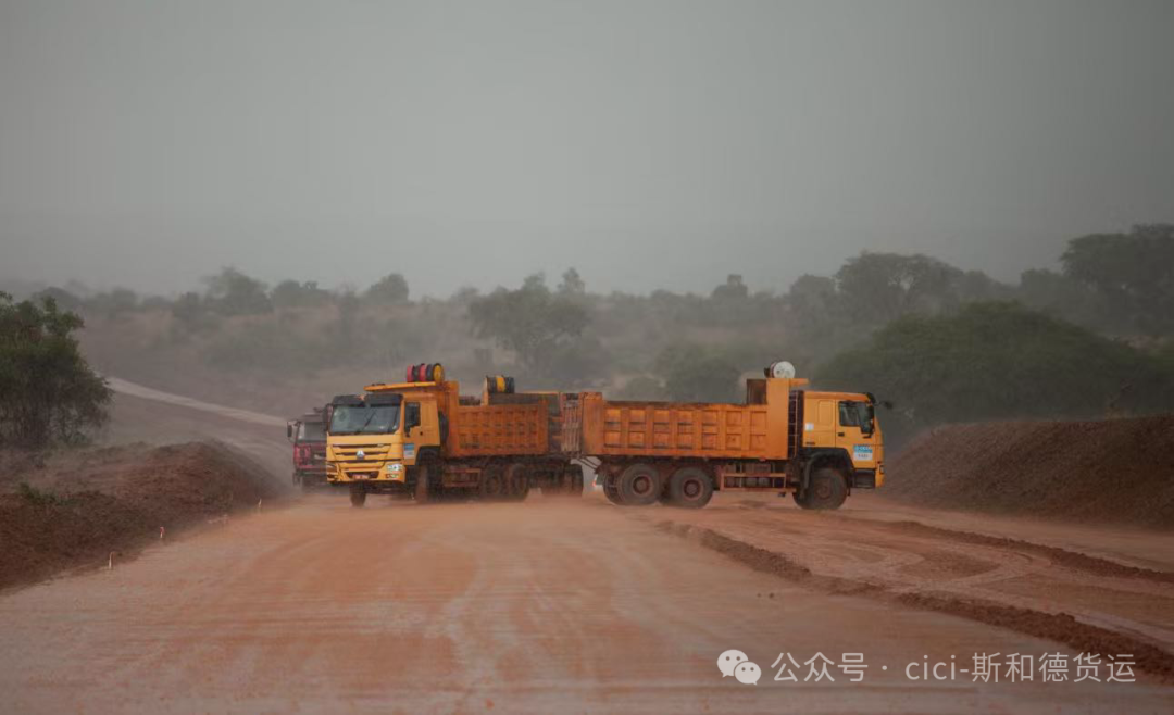 South Africa inland heavy haulage: Dump trucks arriving via unpaved dirt roads